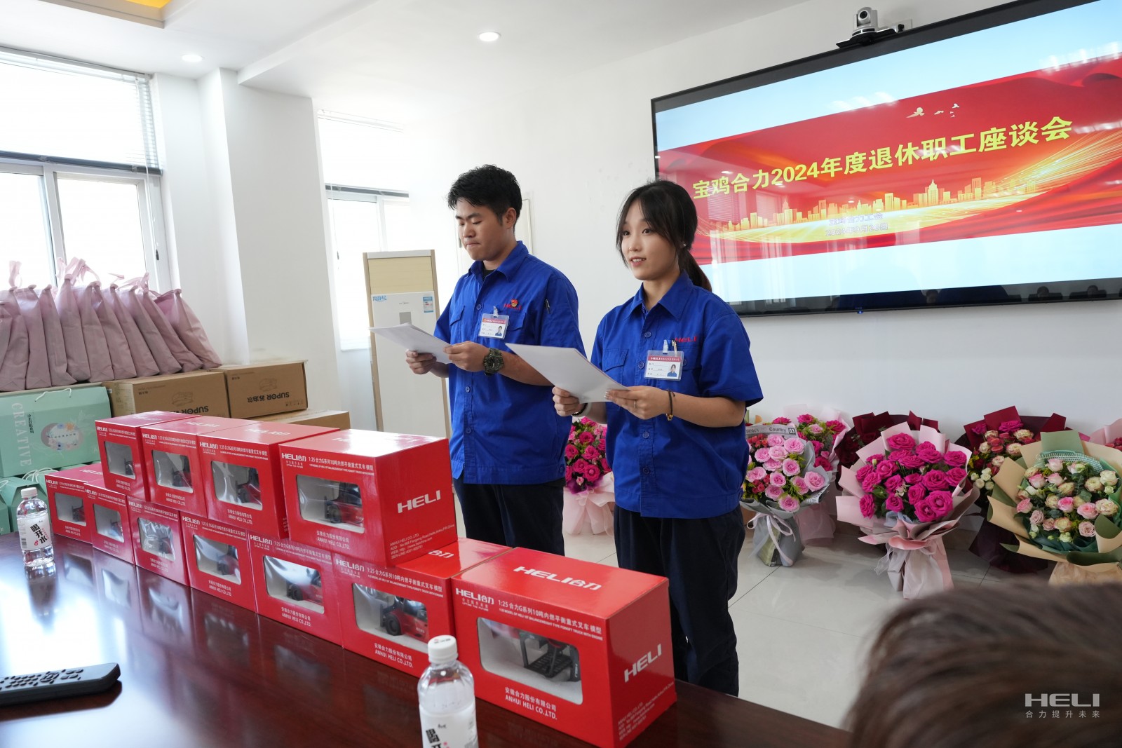 3-2024年新入職大學生代表向師傅們表態(tài)發(fā)言，接過“合力精神接力棒”.jpg