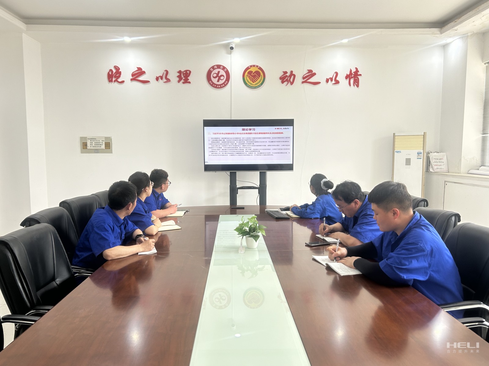 張蕊帶領(lǐng)全體團(tuán)干部學(xué)習(xí).jpg